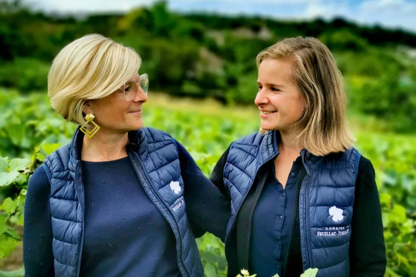 Domaine Feuillat-Juillot - Françoise et Camille, mère et fille, dans les vignes