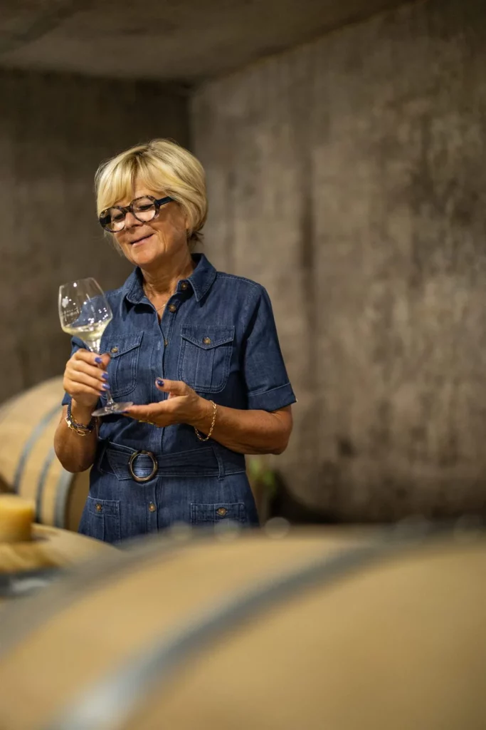 Domaine Feuillat-Juillot - Françoise Feuillat-Juillot, verre en main, au chai