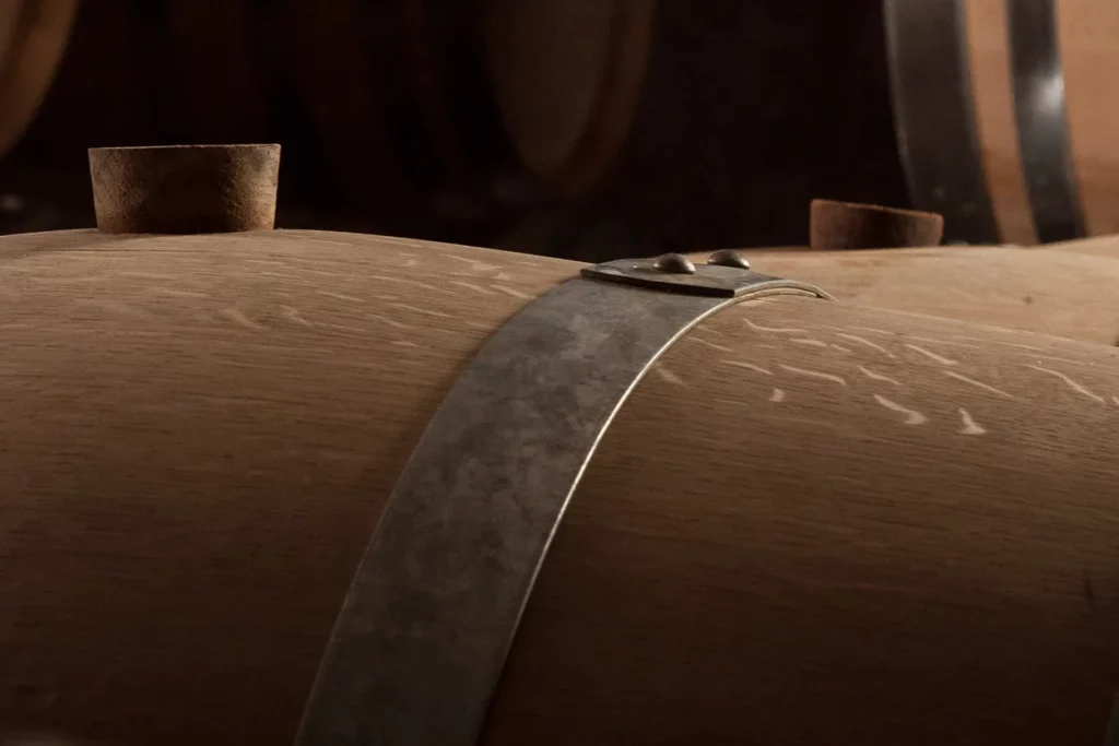 Domaine Feuillat-Juillot - Fûts de chêne alignés dans la cave