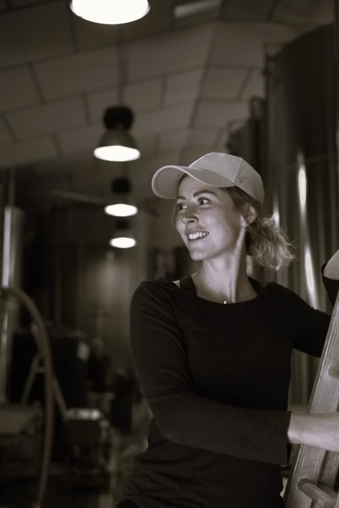 Domaine Fredavelle - Olivia Menigoz, vinificatrice, dans le chai