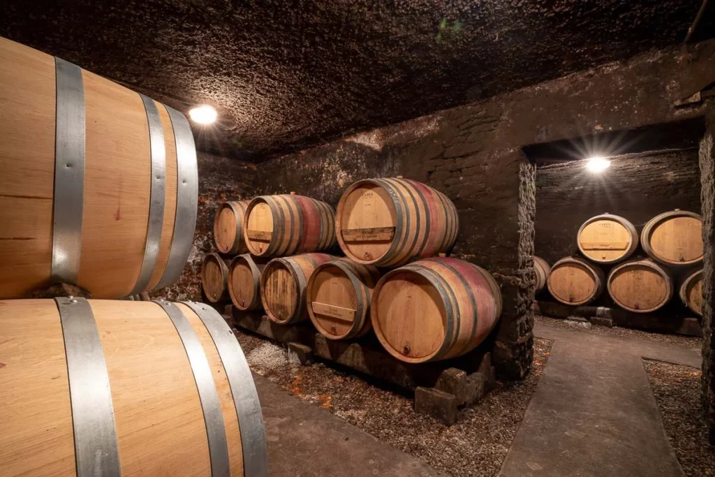 Domaine Henri Delagrange - Fûts de chêne alignés dans la cave d’élevage