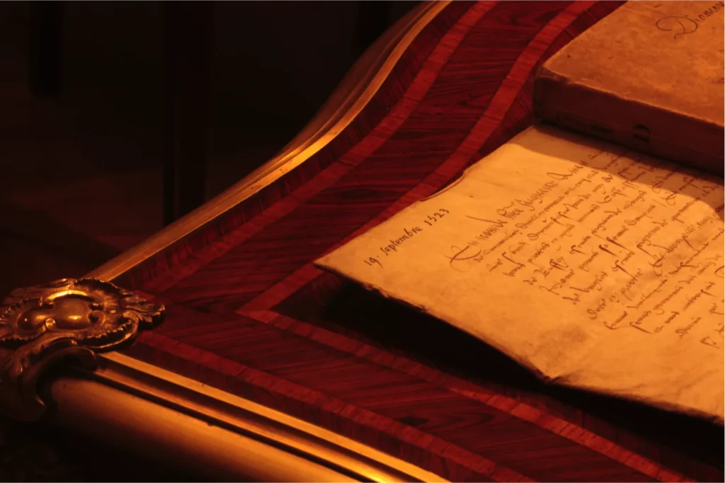 Domaine Henri Rebourseau - Acte ancien sur un bureau marqueté, à la lueur d’une lampe