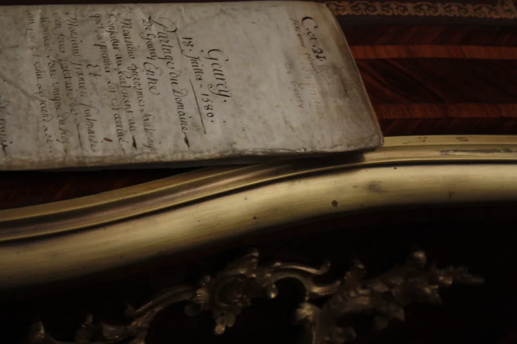 Domaine Henri Rebourseau - Manuscrit ancien des archives posé sur un meuble