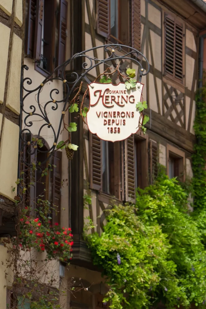 Domaine Hering - Enseigne du domaine sur une façade alsacienne, vignerons depuis 1858