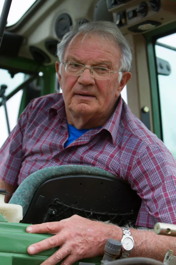 Domaine Hering - Le vigneron au volant de son tracteur dans les vignes