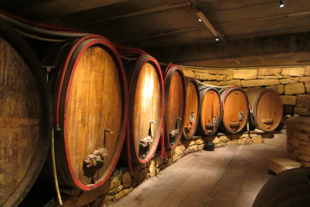 Domaine Laurent Bannwarth - Foudres alignés le long des murs de pierre de la cave