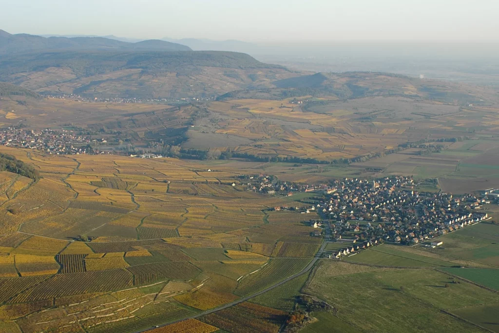 Domaine Loberger - Vue aérienne des villages et des vignes du piémont vosgien