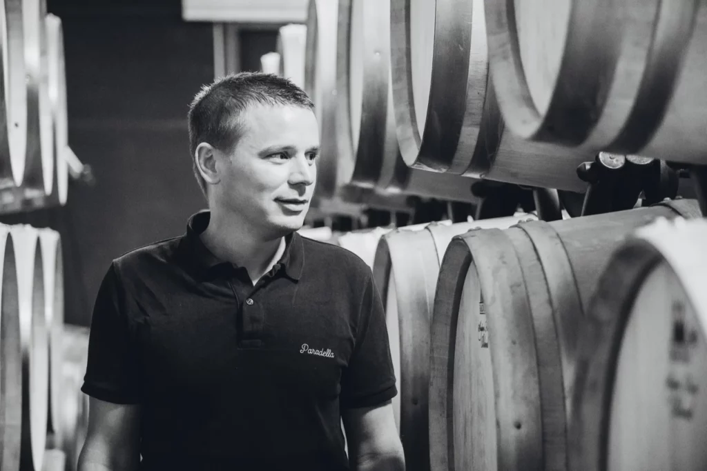 Domaine Paradella - Lionel Wojcik parmi les barriques du chai