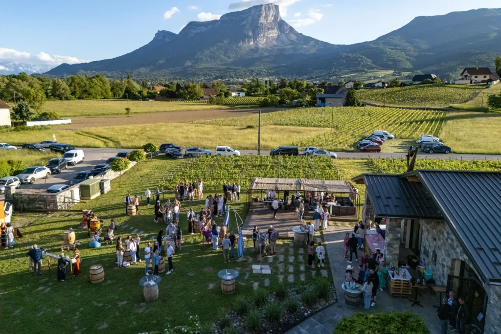 Domaine Sylvain Ravier - Caveau et pelouse de dégustation face aux massifs, à Myans