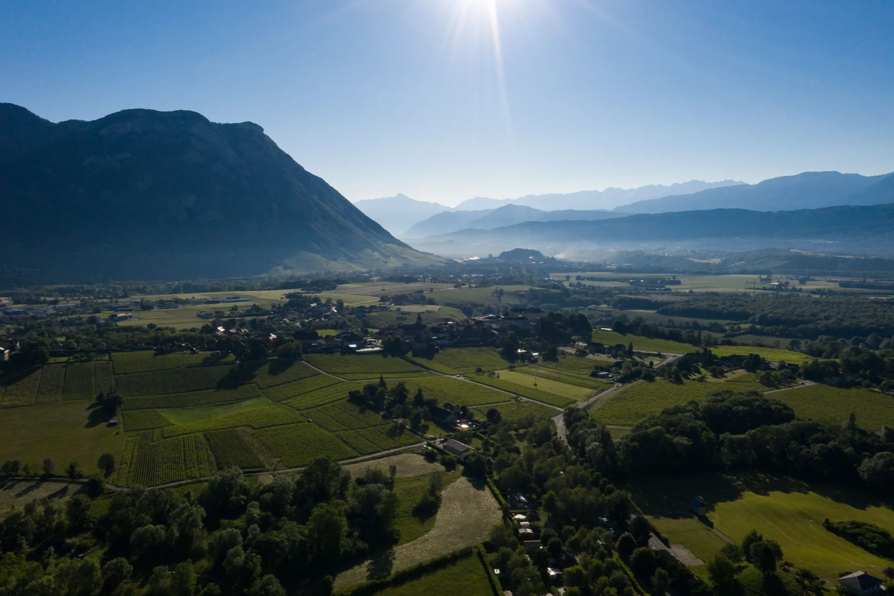 Domaine Sylvain Ravier - Vue aérienne du vignoble savoyard au pied des massifs