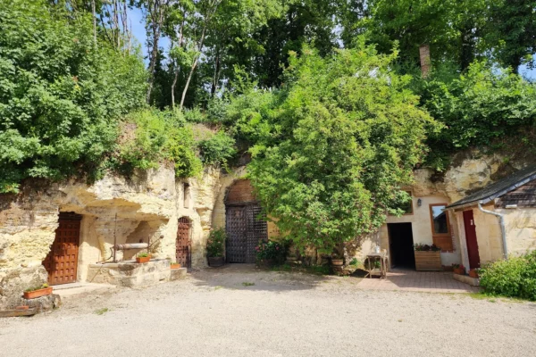 Domaine Vincent Carême - La cour du domaine et ses caves creusées dans le tuffeau à Vernou-sur-Brenne