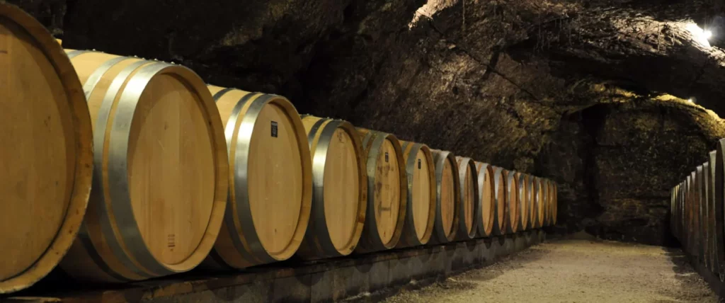 Domaine Vincent Carême - Fûts alignés dans la cave troglodyte
