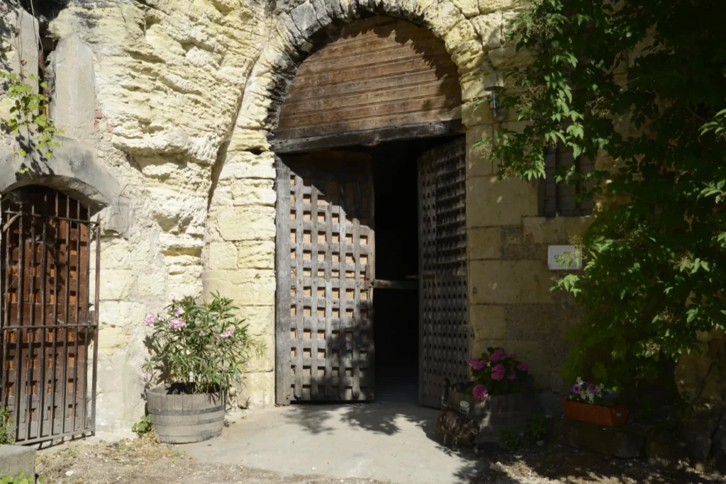 Domaine Vincent Carême - Portes de cave ouvertes dans la falaise de tuffeau