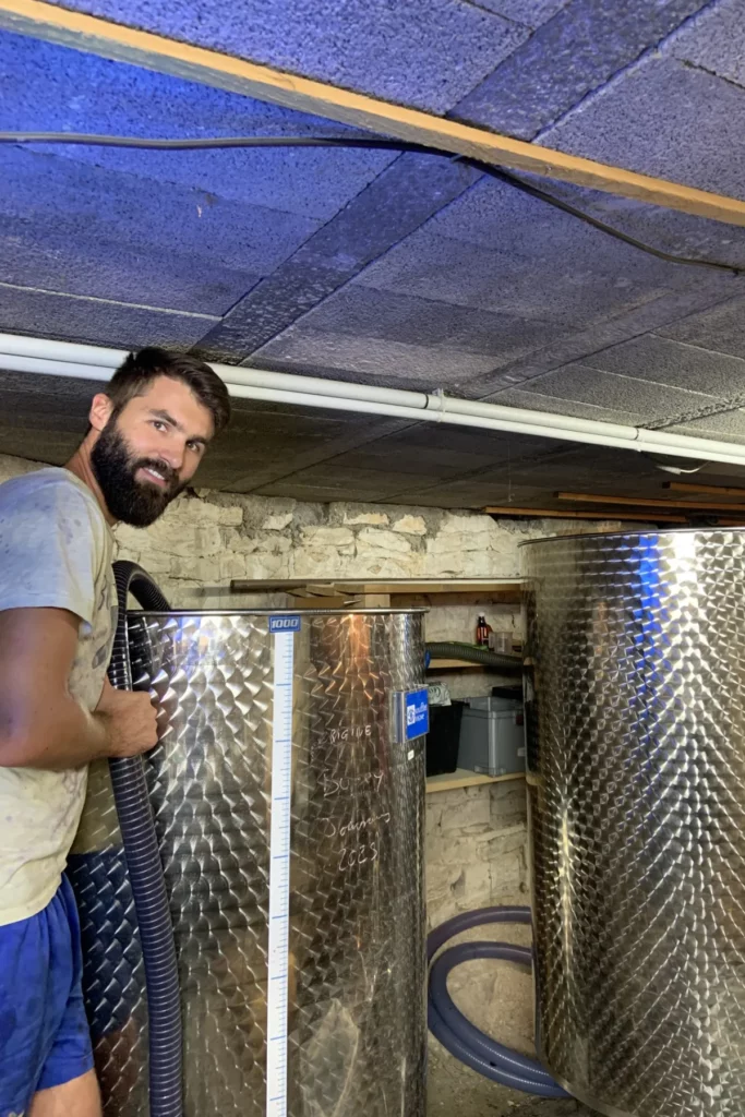 La Cave de Corentin Bouilloux - Corentin Bouilloux au travail entre les cuves inox du chai