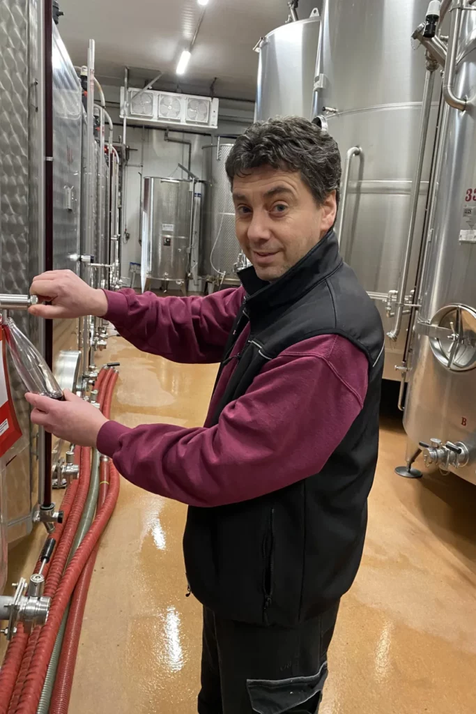 Saint-Ennemond - Prélèvement en cuve inox pour déguster le millésime 2025