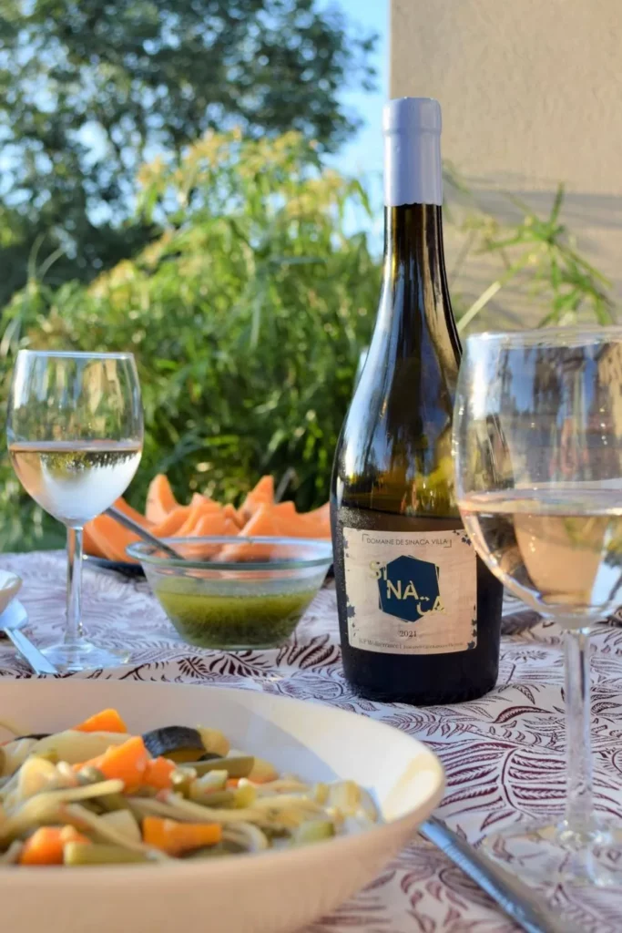 Sinaca Villa - Un blanc du domaine servi à table en terrasse