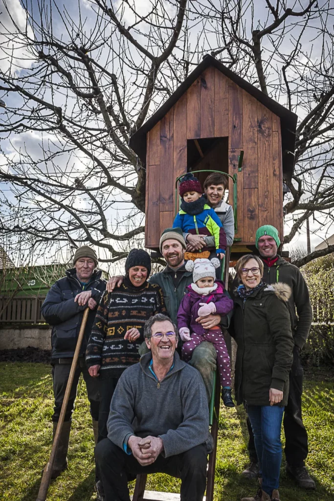 Vins Henry Fuchs - La famille Fuchs et son équipe réunies au pied d’une cabane dans un arbre