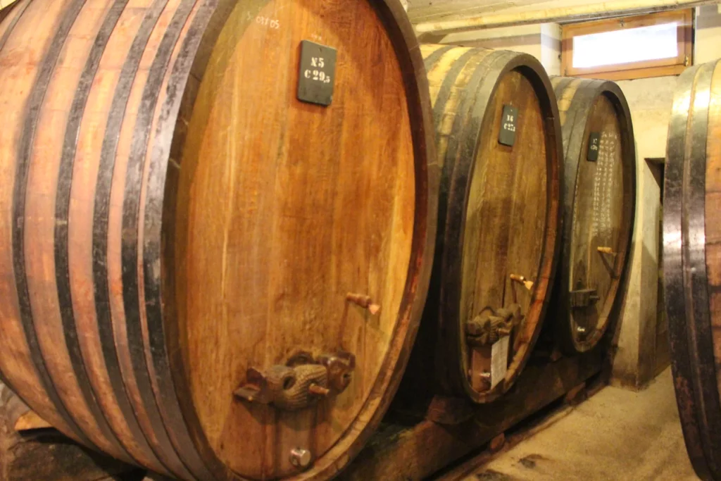 Vins Henry Fuchs - Foudres de chêne alignés dans la cave