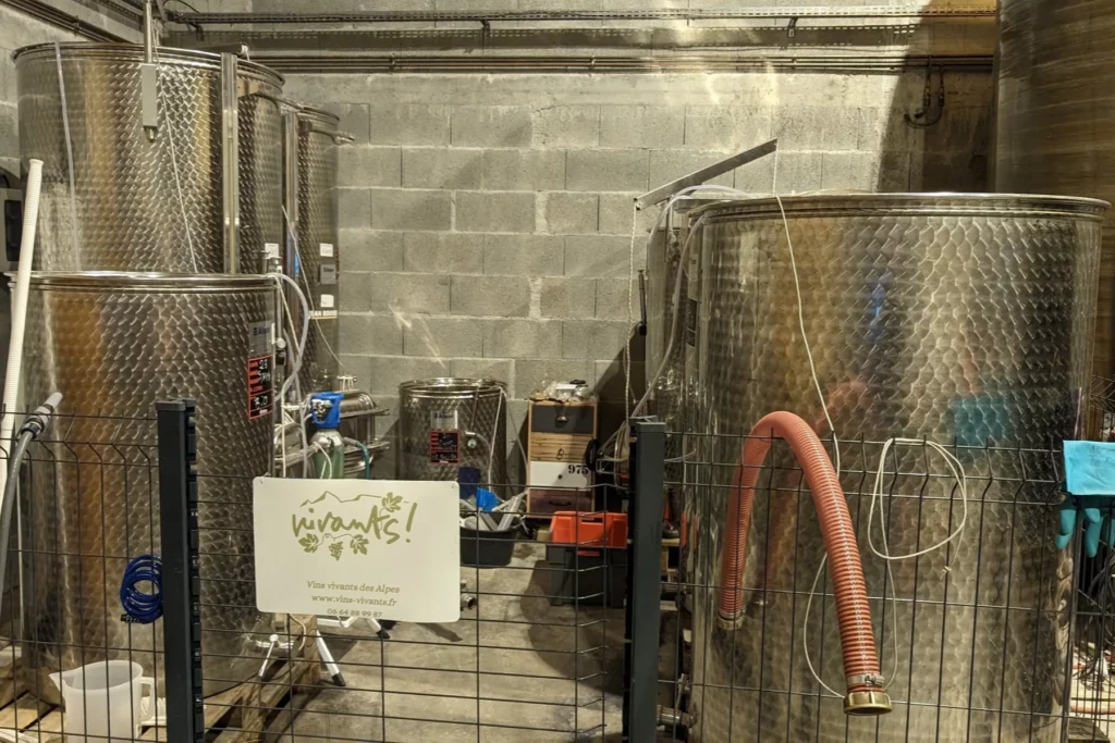 Vins Vivants - Le chai et ses cuves inox