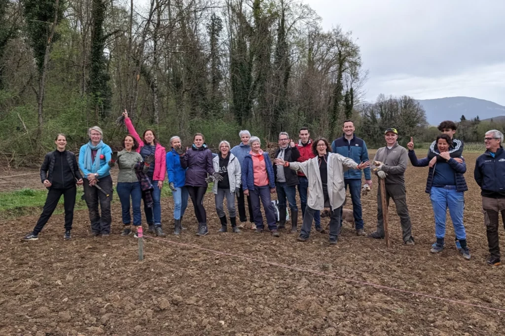 Vins Vivants - L’équipe d’amis réunie pour la plantation du vignoble