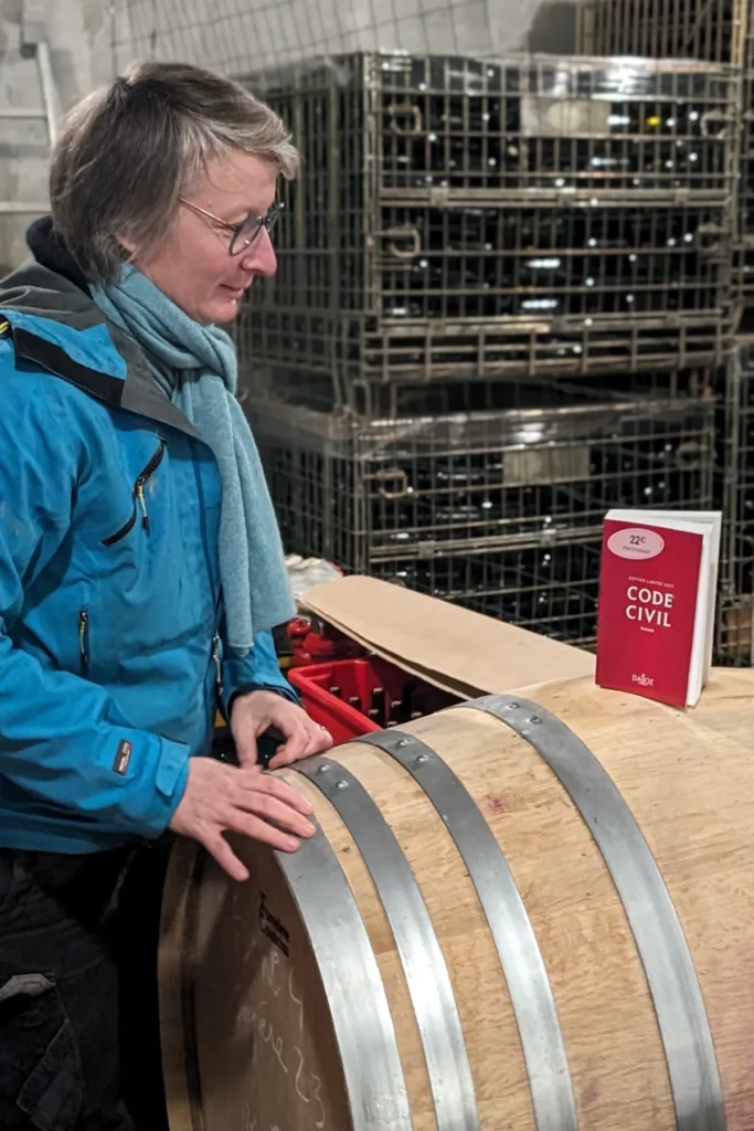 Vins Vivants - Juliette Gest au chai, un Code civil posé sur la barrique