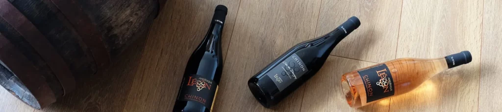 Angélique Léon - Deux Chinon rouges et un rosé posés près d’un fût