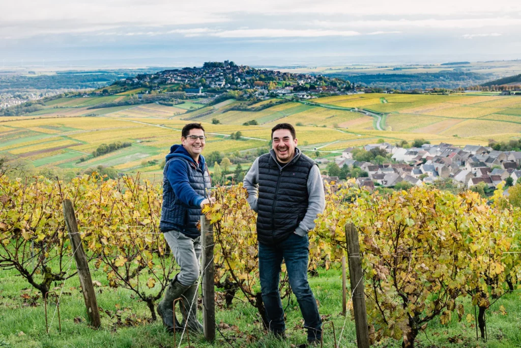 Bernard Fleuriet et Fils - Deux vignerons du domaine dans les vignes en automne