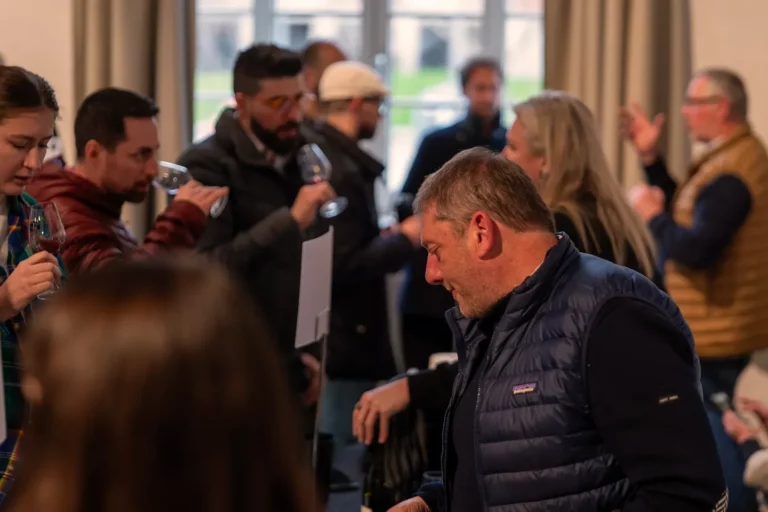BIOTOP Lyon - Professionnels en dégustation, verre et carnet à la main, autour des tables des vignerons