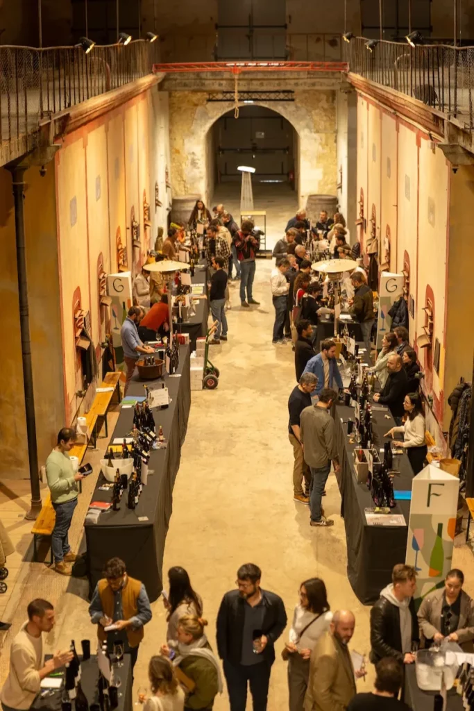 BIOTOP Montpellier - La longue nef voûtée des Grands Chais, tables de vignerons alignées de chaque côté