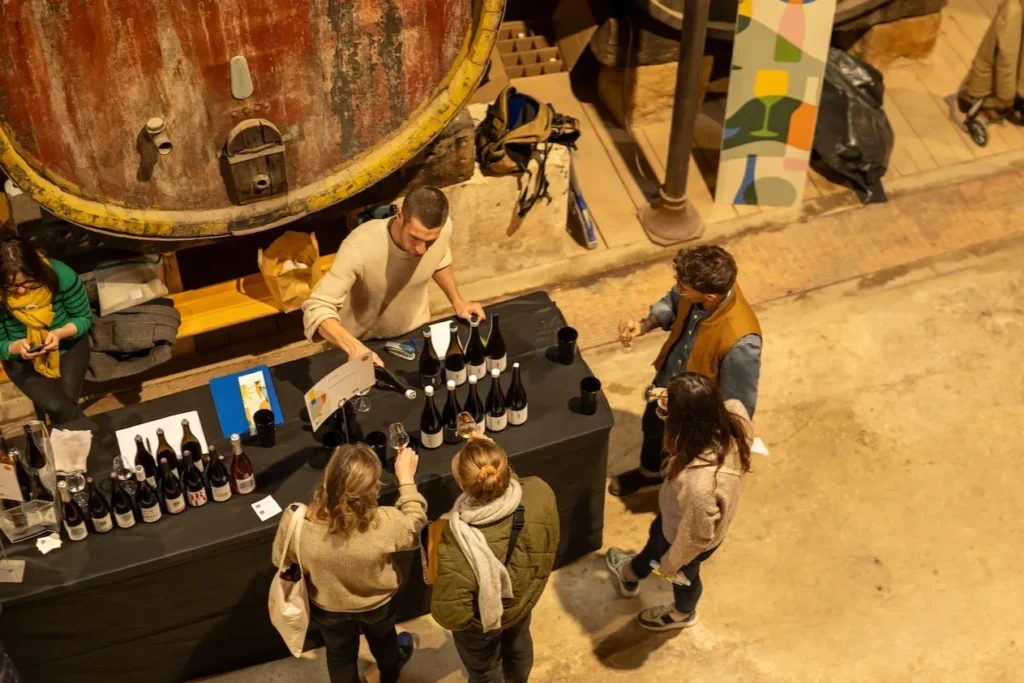 BIOTOP Montpellier - Une table de dégustation installée sous un ancien foudre des Grands Chais