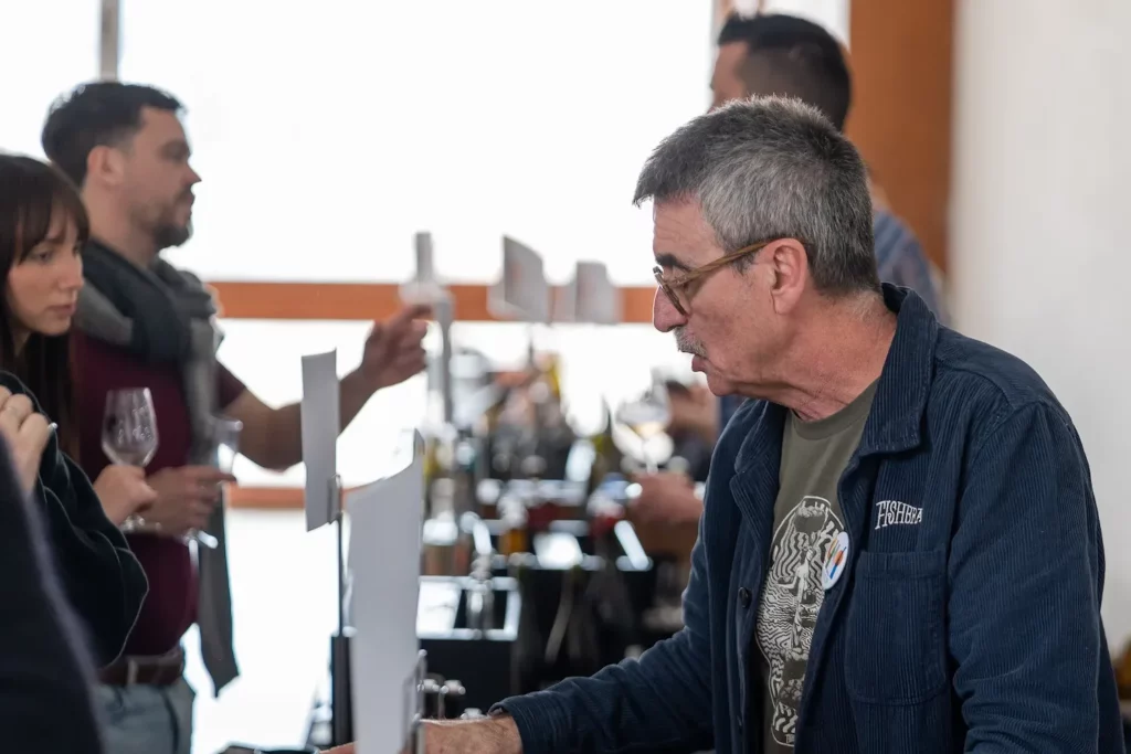 BIOTOP Nice - Vignerons et visiteurs autour des tables de dégustation, devant de hautes baies vitrées