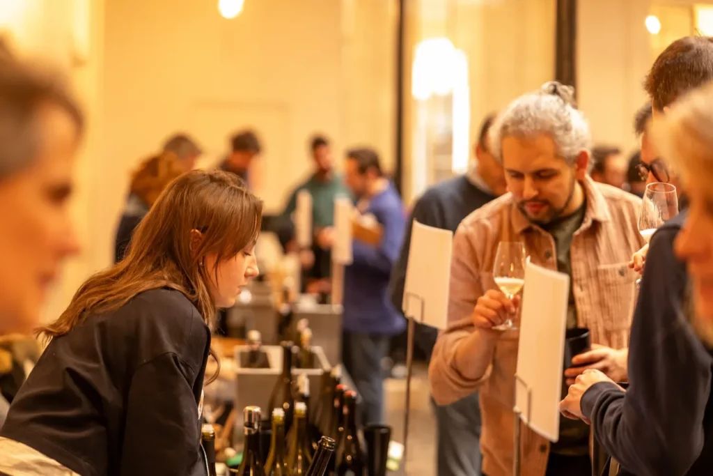 BIOTOP Paris - Visiteurs en dégustation devant les tables des vignerons