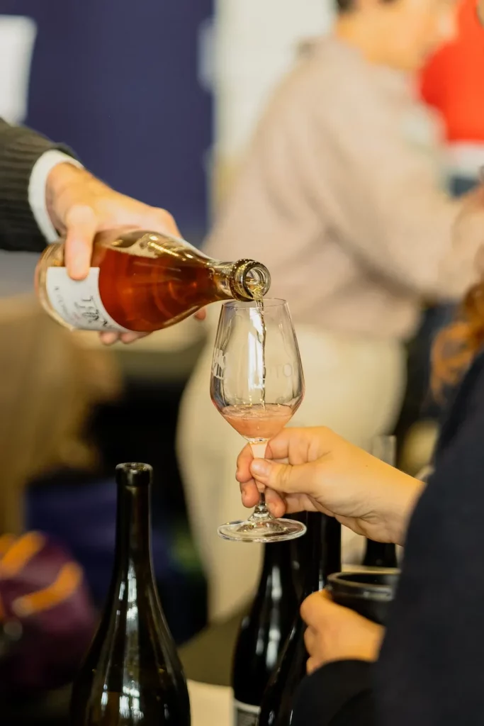 BIOTOP Toulouse - Un vin rosé versé dans le verre d’un visiteur