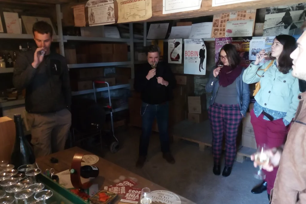 Cave Peillot - Dégustation de Montagnieu avec des visiteurs dans le caveau