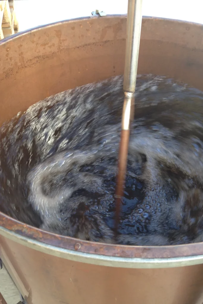 Champ Divin - Brassage en tourbillon dans une cuve de cuivre