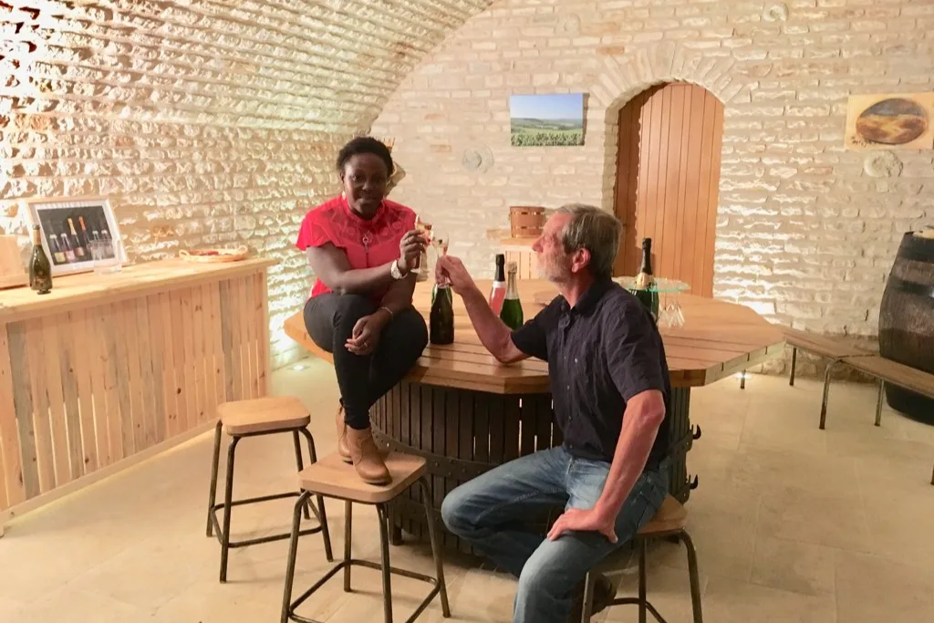 Champagne Cordeuil Père et Fille - Dégustation autour de la table du caveau voûté