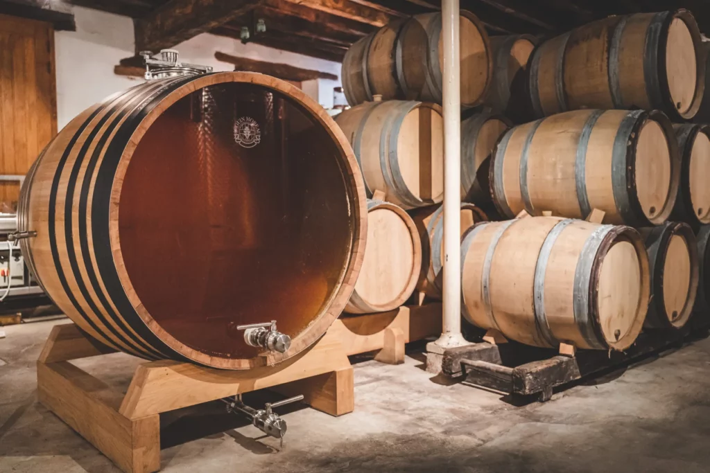 Champagne De Sousa - Foudre et fûts de chêne dans la cuverie d’Avize