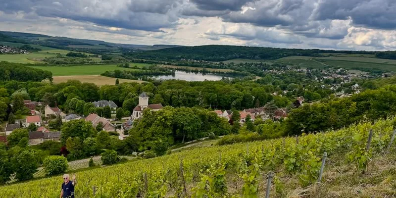 Champagne Durdon-Bouval - Coteau de vigne au-dessus d’un village de la vallée de la Marne