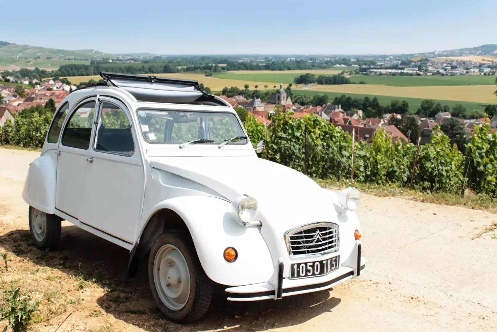 Champagne Adeline Martin - 2CV blanche garée dans les vignes au-dessus de Cumières et de la vallée de la Marne