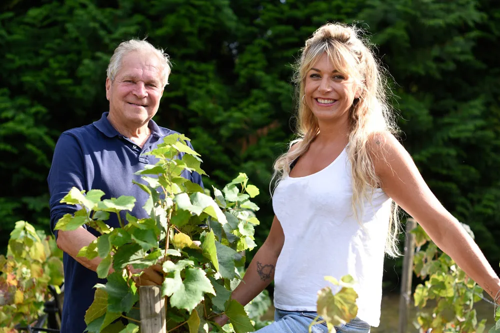 Champagne Adeline Martin - Philippe Martin et sa fille Adeline entre les rangs de vigne