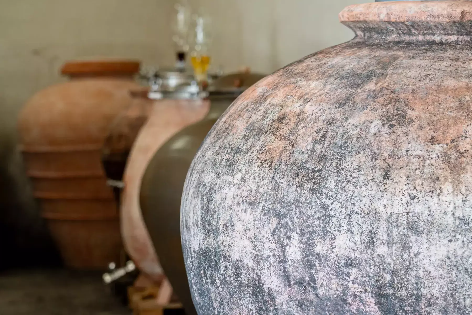 Château Barouillet - Amphores en terre cuite alignées dans le chai