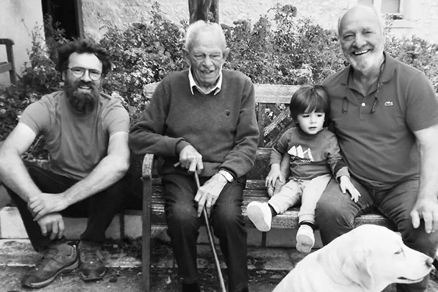 Château Barouillet - La famille Alexis réunie sur un banc devant la maison