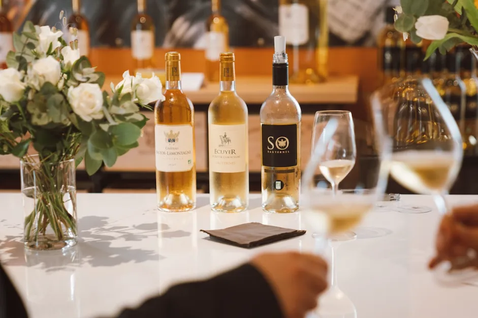Château Bastor-Lamontagne - Trois vins du domaine servis sur la table de dégustation
