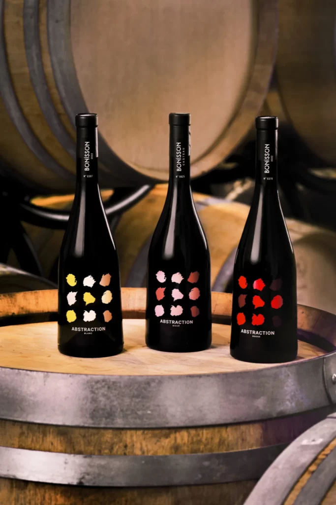 Château Bonisson - Les trois Abstraction posées sur des barriques au chai