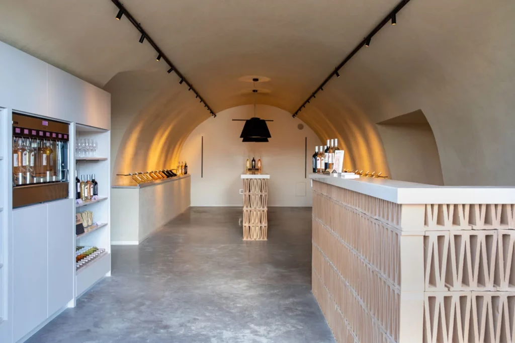 Château Bonisson - Le caveau voûté de dégustation et son comptoir