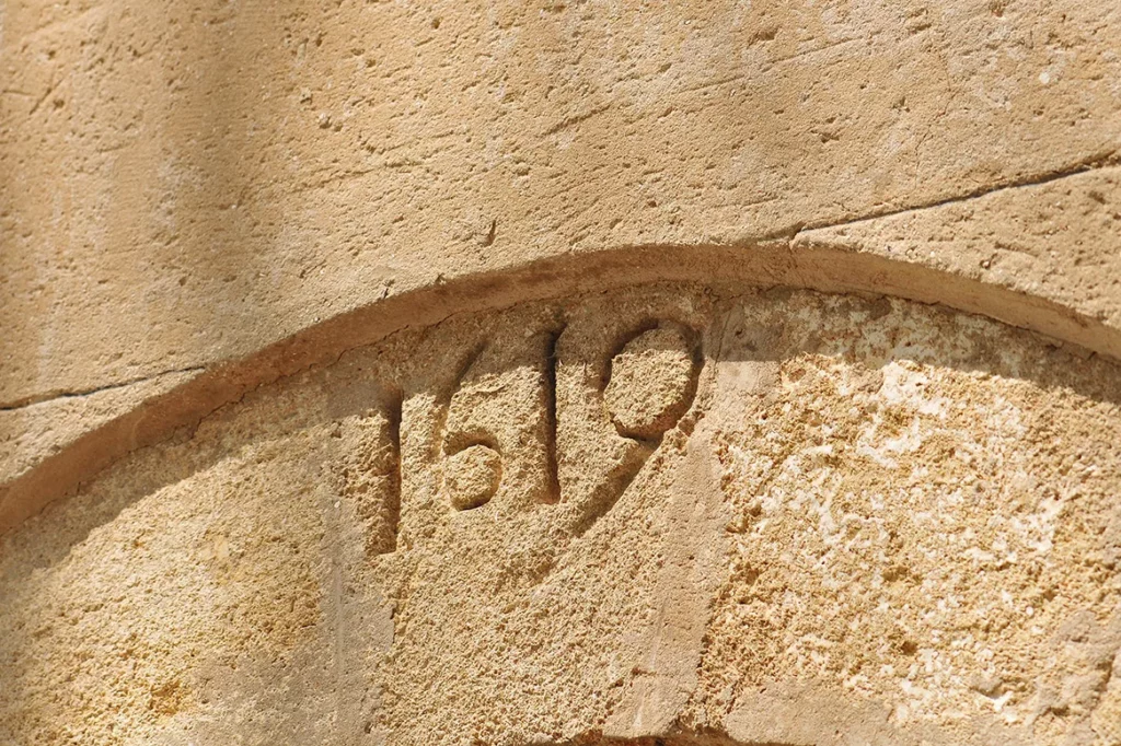 Château Bonisson - Pierre de linteau gravée de la date 1619
