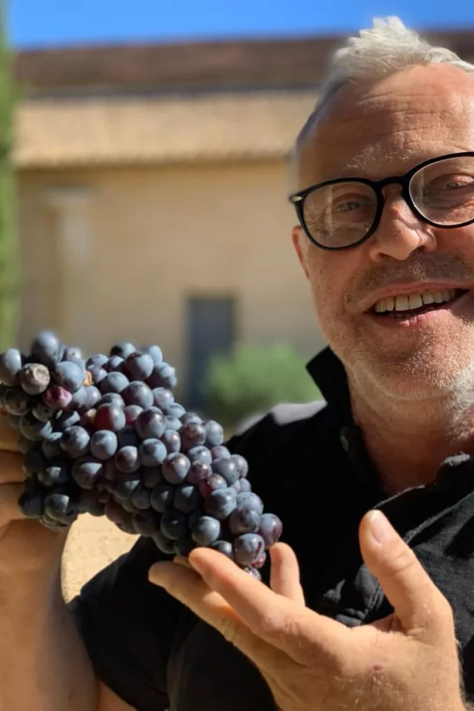 Château d'Or et de Gueules - Mathieu Chatain présente une grappe de raisin noir