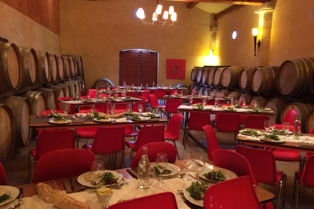 Château d'Or et de Gueules - Tables dressées pour un repas dans le chai à barriques