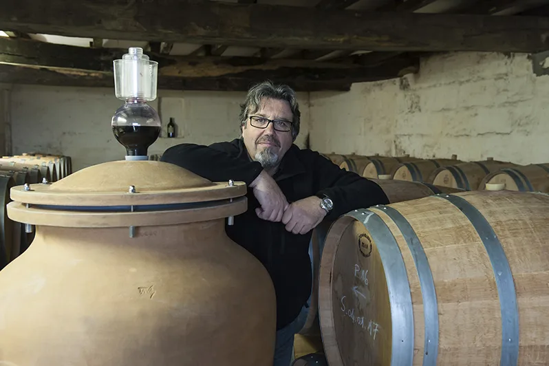 Château de Chainchon - Amphore en terre cuite parmi les barriques du chai