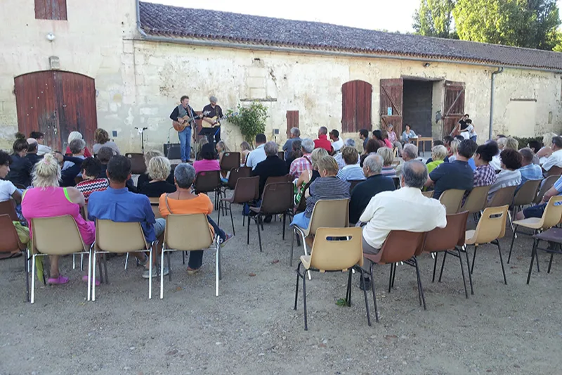 Château de Chainchon - Concert en plein air devant les bâtiments du domaine